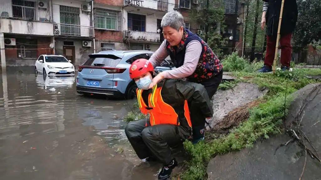 湖北暴雨實況，時代印記與自然的韻律