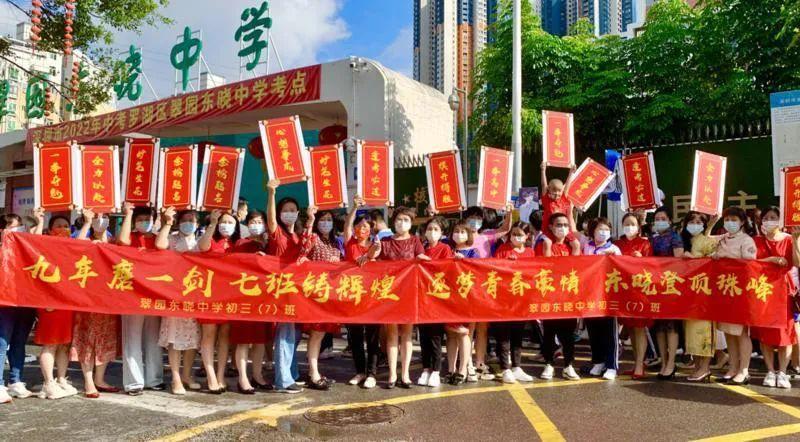 中考作文最新題目聚焦科技新品，璀璨登場，生活變革就在此刻！