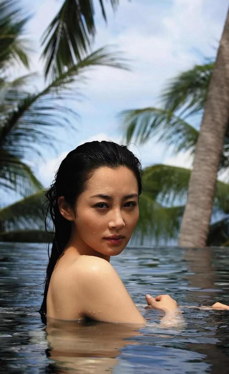 中國(guó)女明星比基尼，小巷深處的時(shí)尚魅力與秘密