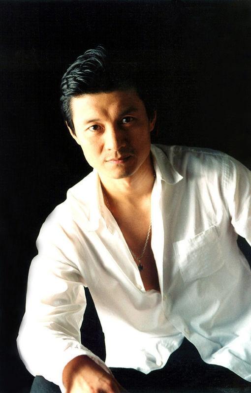 任偉演員，演藝之路的璀璨之星