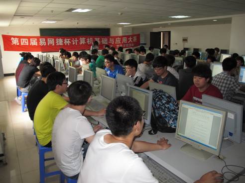 計算機比賽，小巷中的隱藏寶藏與特色小店的奇妙探索