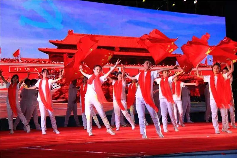 炫舞潮流新篇章，引領(lǐng)舞蹈風(fēng)尚，掀起炫舞狂潮的舞蹈革命