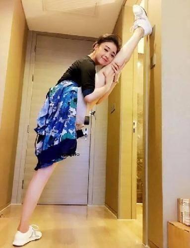 女明星一字馬，舞臺(tái)到生活的自信與力量之旅