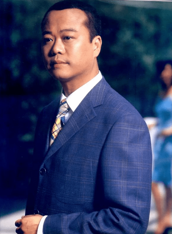 圓臉男明星探尋隱藏小巷特色小店，秘密之旅