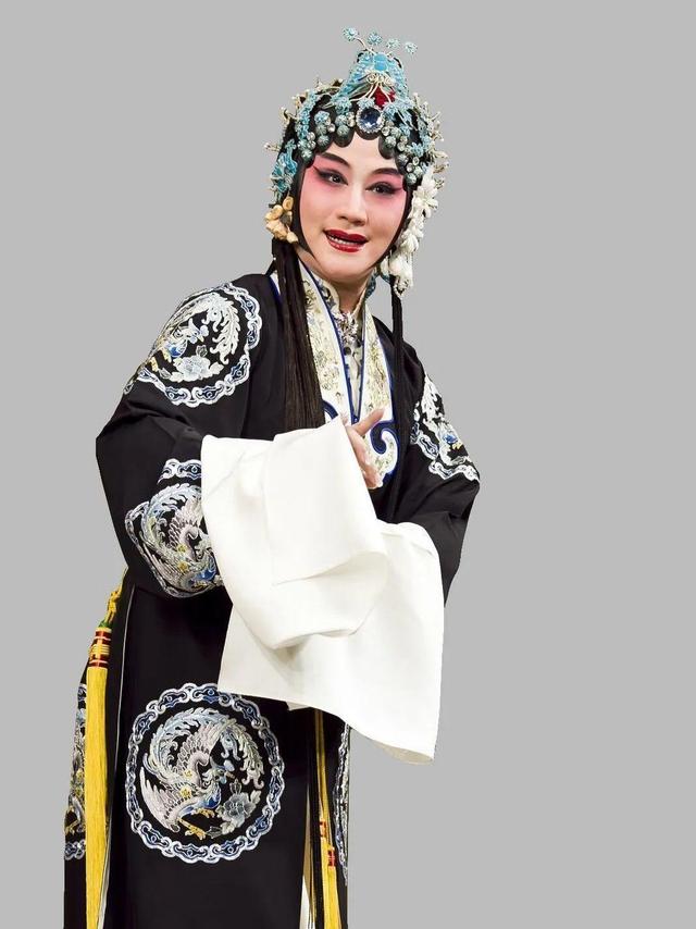 京劇演員李麗芳，梨園神韻與小店奇遇記
