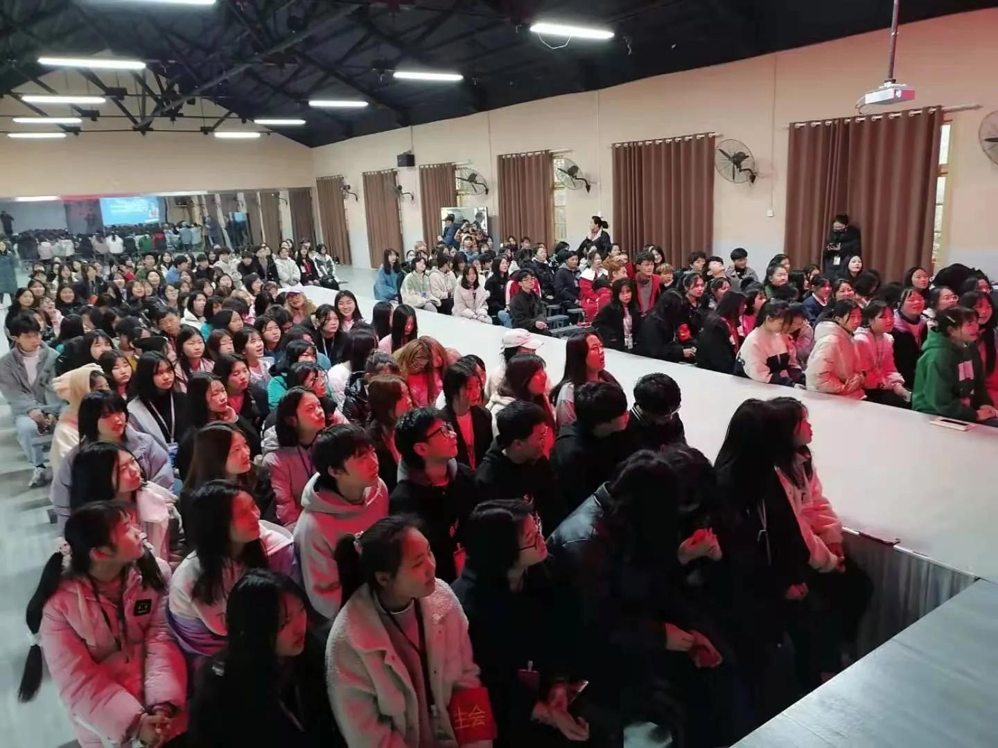 最新安全監(jiān)管服裝，小巷中的探索之旅安全保障裝備