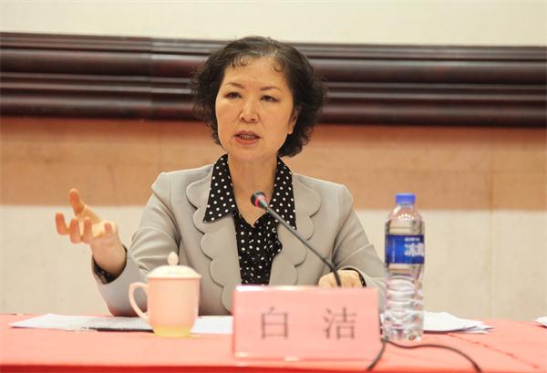 科技新品引領(lǐng)未來，鄭局長與白潔共創(chuàng)智能生活新篇章